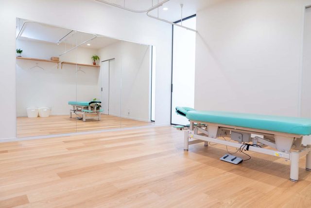 羽衣駅徒歩3分 駐車場ありで通いやすい整体院です。